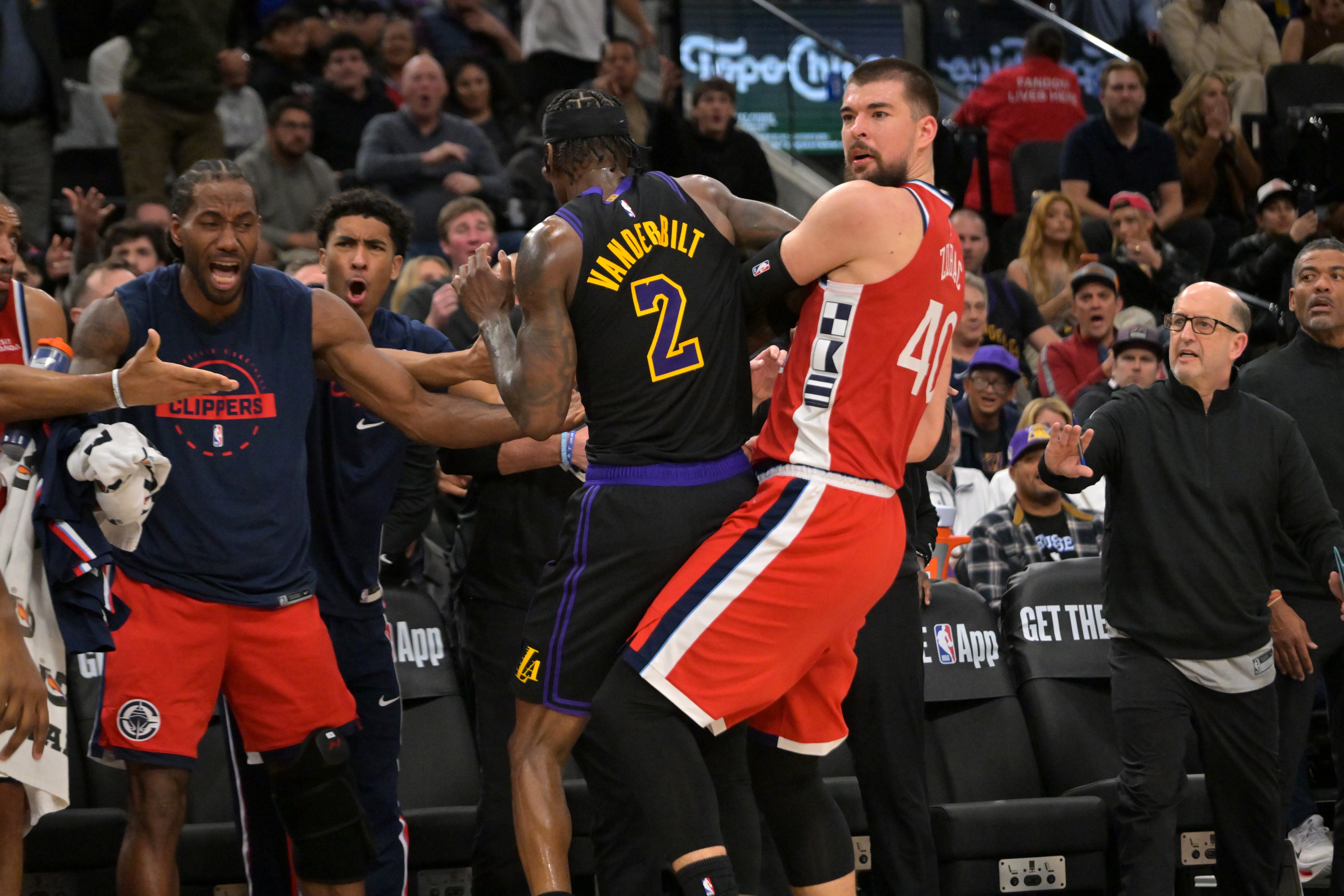 PP电子娱乐官网-机器人都急了!范德彪&祖巴茨冲突时 情绪稳定的小卡难得面目狰狞